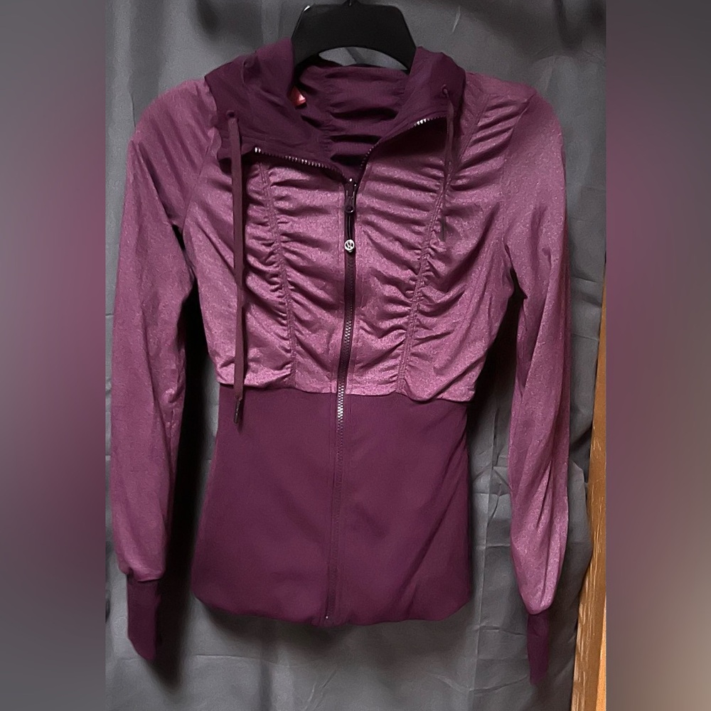 Lululemon reversible jacket
Size: 4
Purple
H168
